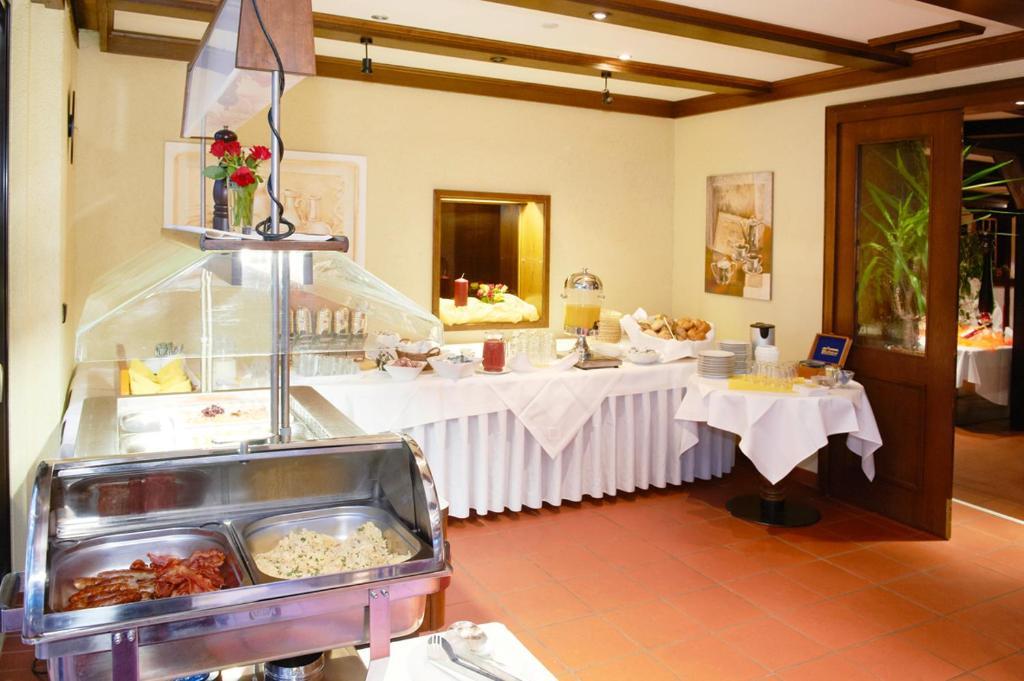 Hotel Restaurant Zur Linde Pattensen Bagian luar foto